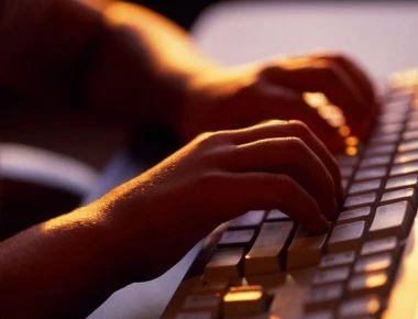 Καταδικαστηκε άνδρας που έταζε σε κοπέλες μεγάλη καριέρα και πολλά χρήματα έναντι ερωτικού περιεχομένου βίντεο